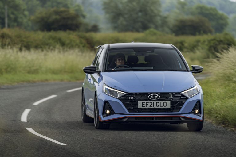 Od svog predstavljanja 2019., i20 N je dosljedno impresionirao, osvajajući niz nagrada, uključujući Top Gear automobil godine i UK Performance Car godine. Prava sportska ikona, i20 N također uzima inspiraciju i inženjerske vrijednosti iz višestruko pobjedničkog i20 Coupe WRC automobila. Jednako je kao kod kuće isporučujući svoju jedinstvenu marku uzbudljivih performansi i na cesti i na trkaćoj stazi.

