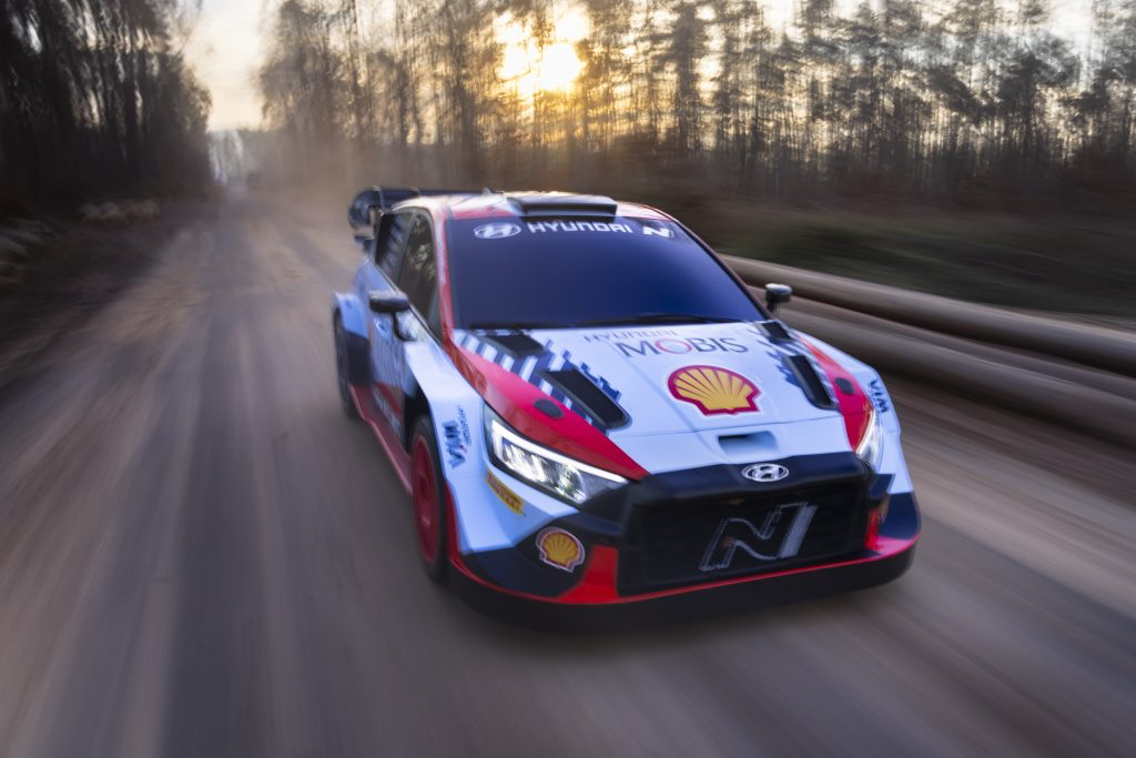 Hyundai Motorsport je spreman za više pobjeda na rallyjima i borbu za naslov vozača dok se tim priprema za svoju 11. sezonu u FIA World Rally Championship (WRC) Hyundai Shell Mobis World Rally Team ulazi u godinu s pojačanim sastavom vozača, uključujući povratak bivših svjetskih prvaka WRC-a Otta Tänaka i Martina Järveoja. Očekuje se da Hyundai i20 N Rally1 Hybrid nadogradnje ključnih dijelova pruže poboljšanje u vidu pouzdanosti i performansi na početku treće sezone natjecanja.