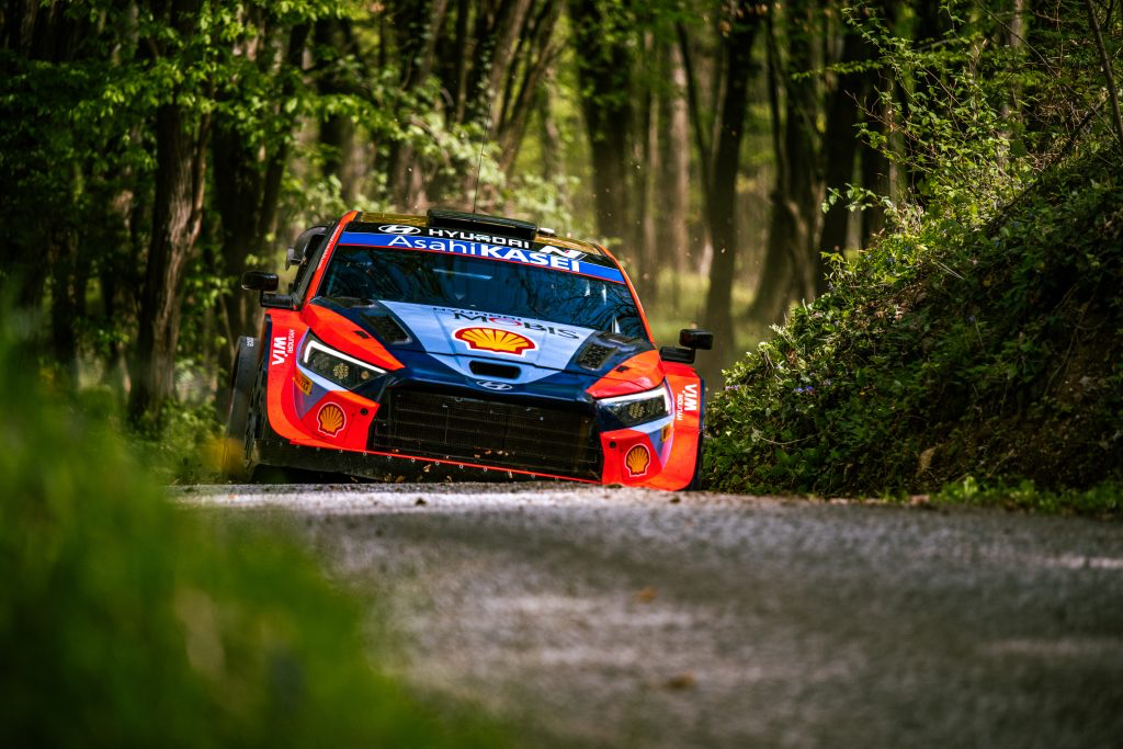 Hyundai Motorsport priprema se za spektakularan nastup na Croatia Rallyju Nakon izazovnog vikenda u Keniji, Hyundai Motorsport planira veliki povratak na pobjedničko postolje na Croatia Rallyju (18.-21. travnja), četvrtoj rundi 2024. FIA Svjetskog prvenstva u reliju (WRC) Olujna kiša česti je gost na utrci i može u svakom trenutku pomrsiti planove vozačima