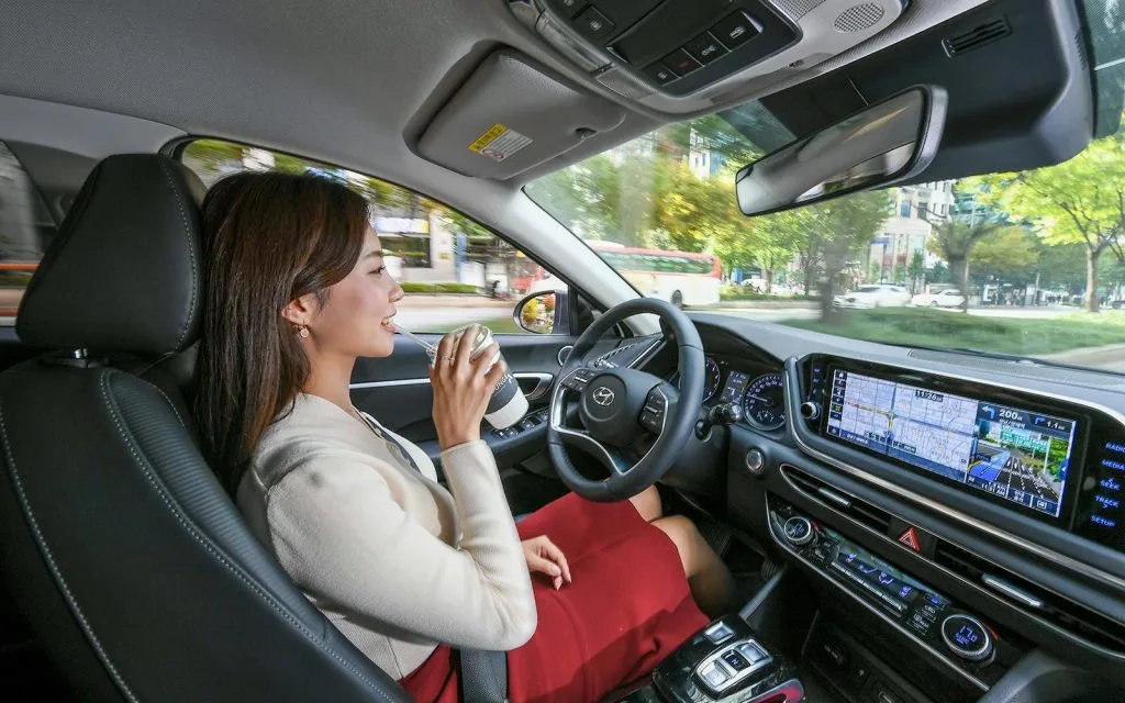 Hyundai Motor Grupa najavila je razvoj prve svjetske Smart Cruise Control (SCC-ML) tehnologije koja se temelji na umjetnoj inteligenciji. Ova tehnologija kombinira obrasce ponašanja vozača s tehnikom vožnje te stvara personaliziranu pomoć u vožnji.