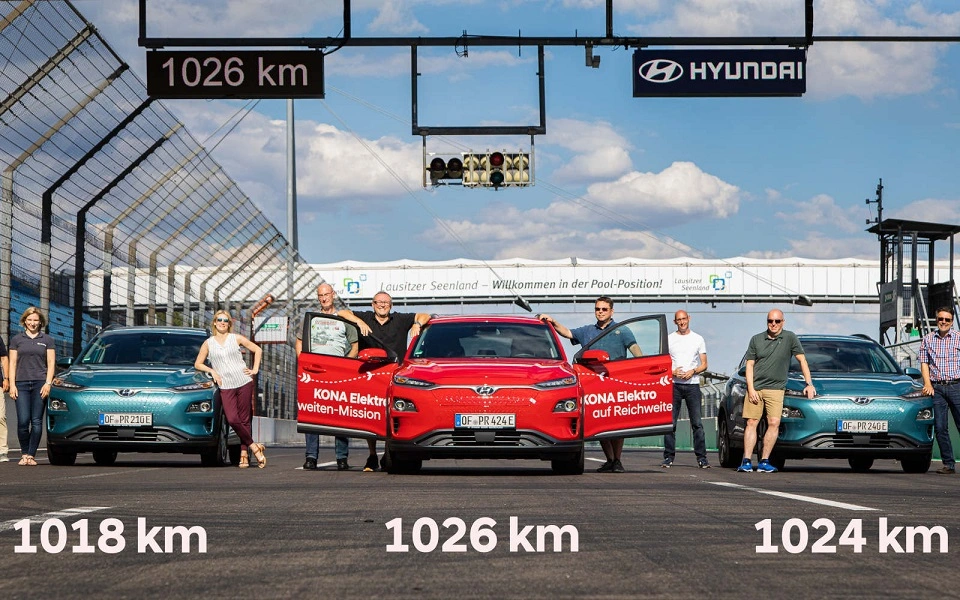 Čak 3 modela Kone Electric postavila su rekord u dometu prilikom ispitivanja na poznatoj stazi Lausitzring! Izazov je bio jednostavan: s jednim punjenjem baterije svaki bi automobil trebao moći prijeći više od 1.000 kilometara.