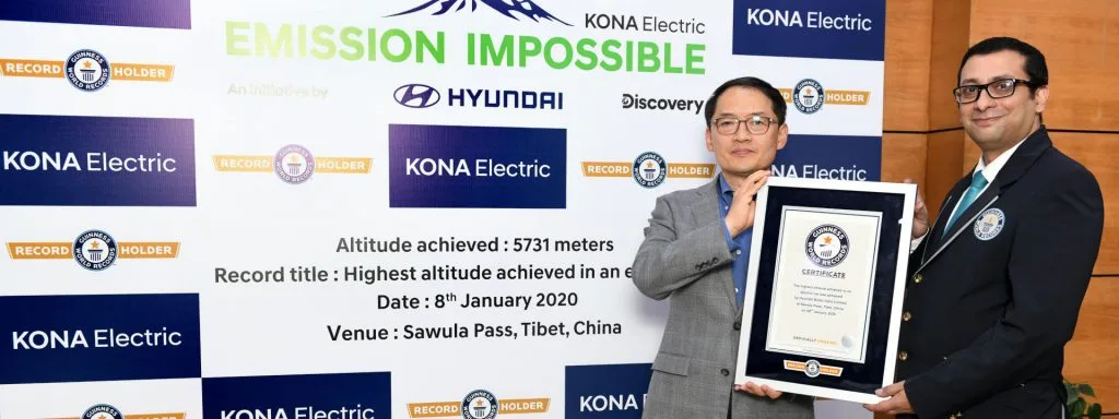 Hyundai Motor India Ltd. – prvi dobavljač pametnih mobilnih rješenja i proizvođač prvog električnog SUV-a, KONE Electric, ušao je Guinessovu knjigu rekorda! Hyundai KONA Electric tako je postala prvi električni SUV u potpunosti napravljen u Indiji, a vozila se na nadmorskoj visini od 5.731 metara do prolaza Sawula na Tibetu, i time oborila prethodni rekord vožnje na visini od 5.715,28 metara.