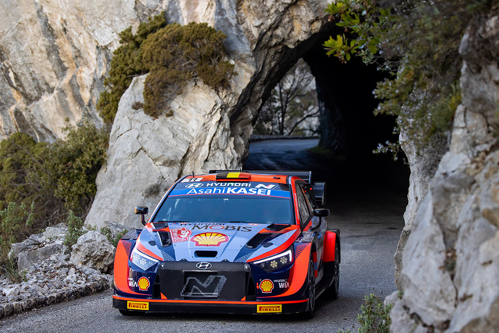 Hyundai Motorsport ulazi u potpuno novu eru FIA Svjetskog prvenstva u reliju (WRC) s novim modelom Hyundai i20 N Rally1. Hyundai i20 N Rally1 je vozilo novih propisa koje kombinira tradicionalni 1,6-litreni motor s unutarnjim izgaranjem snage 380 KS sa zajedničkom plug-in hibridnom jedinicom .