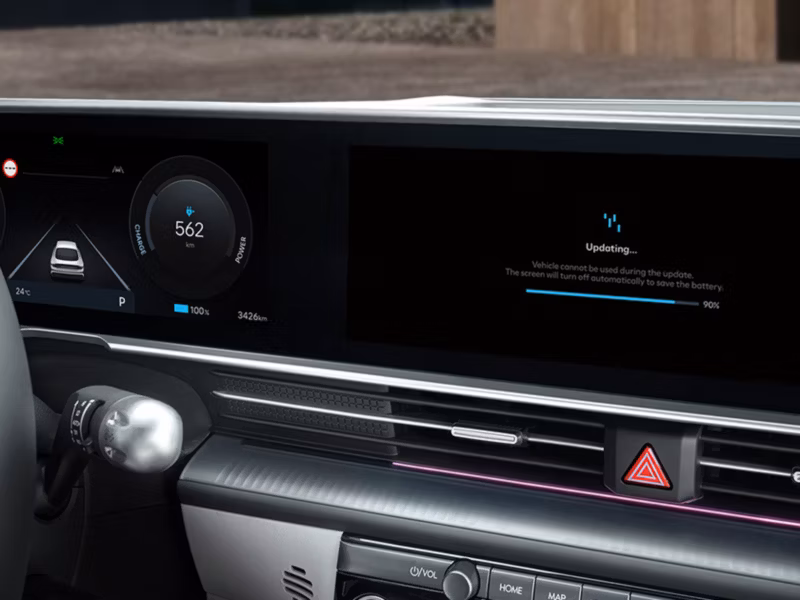 Prikaz bežičnog ažuriranja softvera vozila na središnjem zaslonu osjetljivom na dodir u modelu Hyundai IONIQ 6.