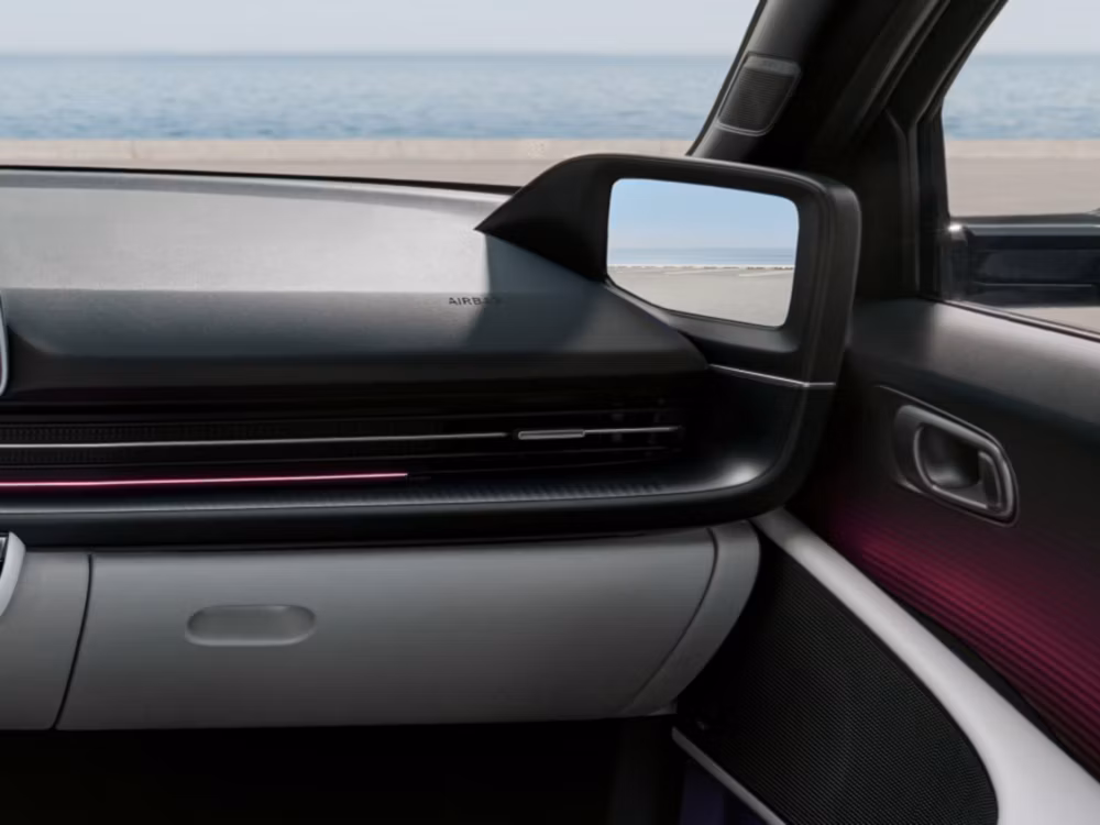 Prostrani pretinac ispred suvozača u unutrašnjosti modela IONIQ 6.