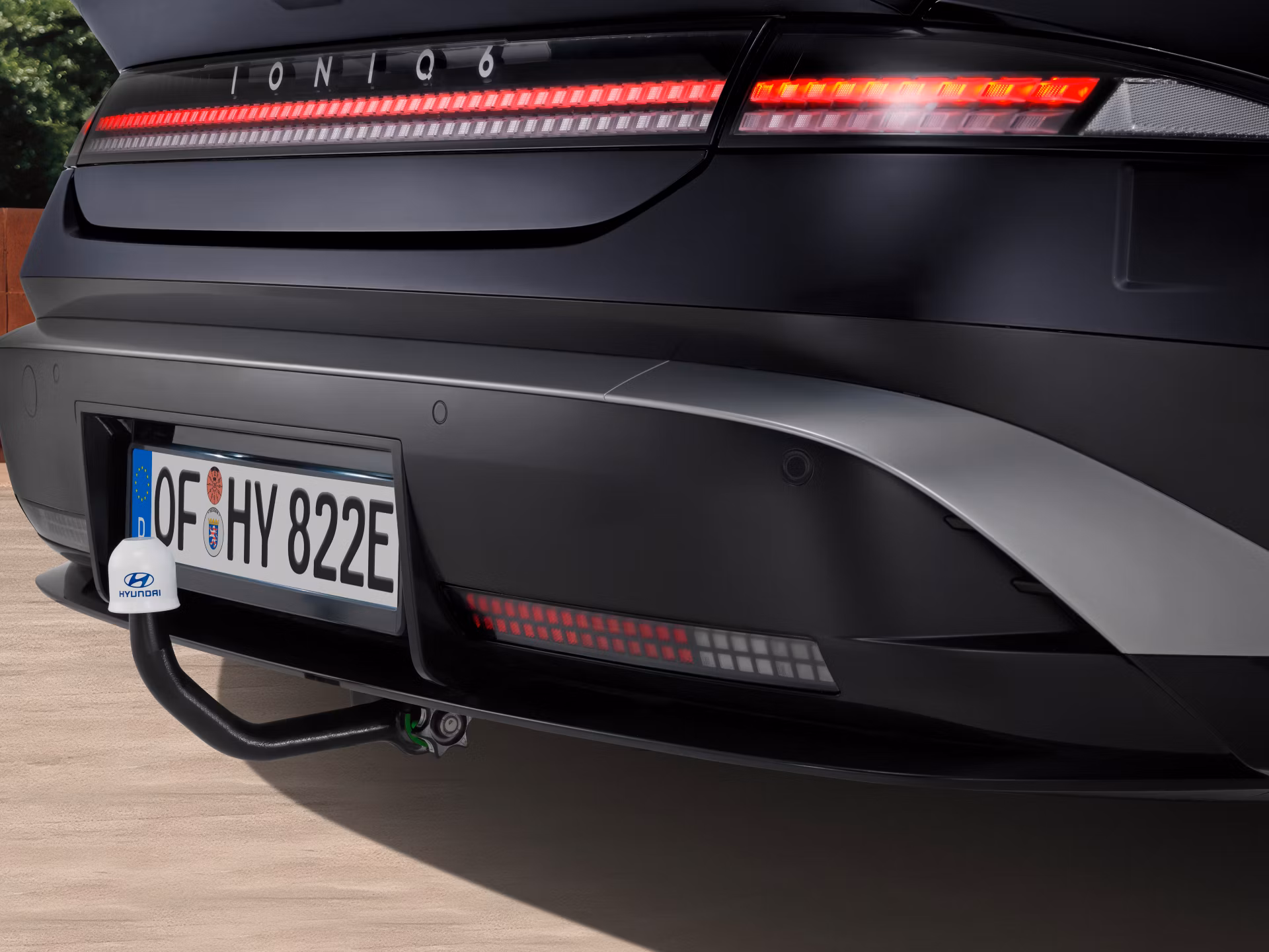 Hyundai IONIQ 6 s montiranom odvojivom kukom za vuču.