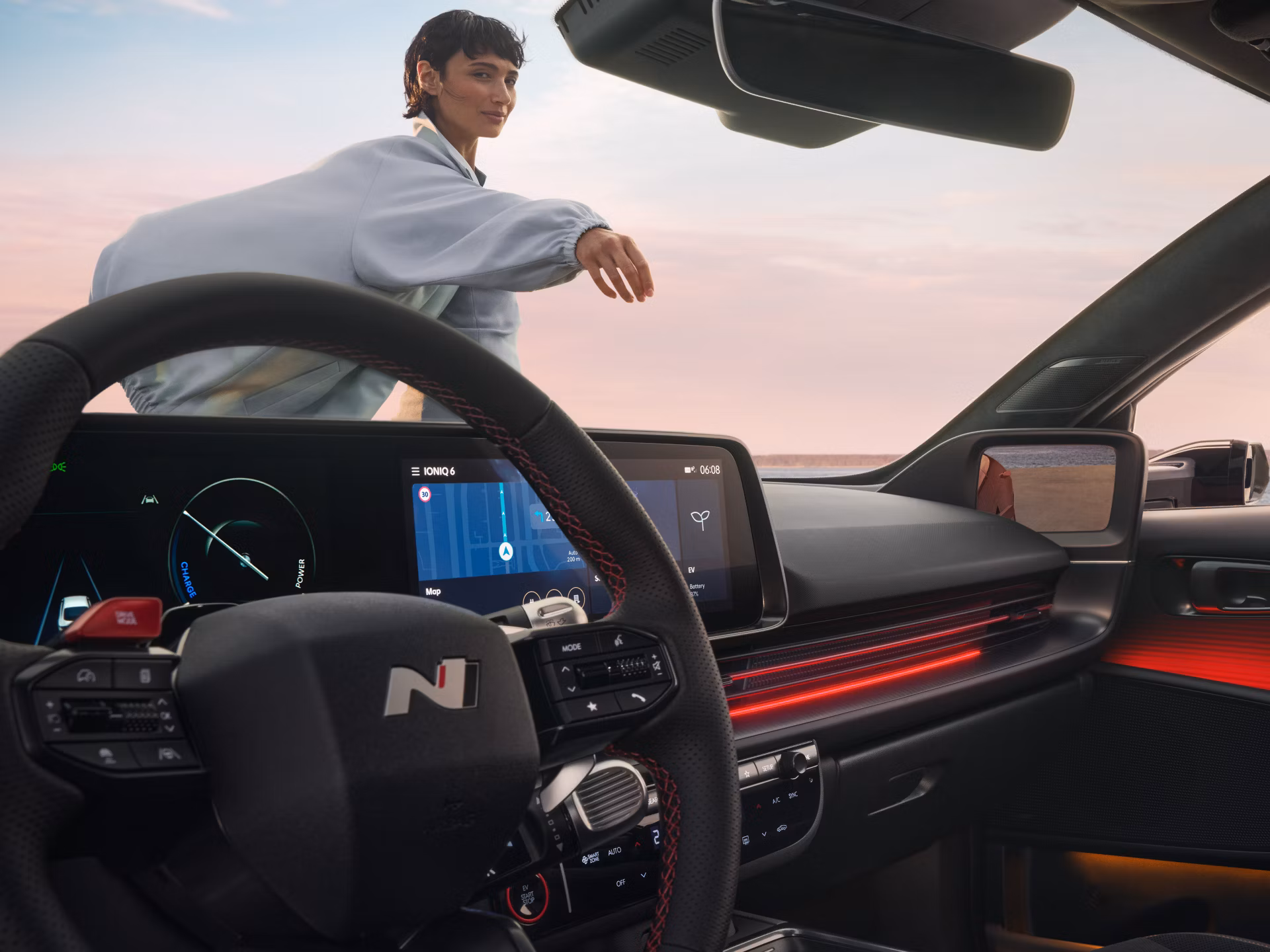 Pogled na ugodnu kabinu novog električnog modela Hyundai IONIQ 6 kroz prozor vozača.