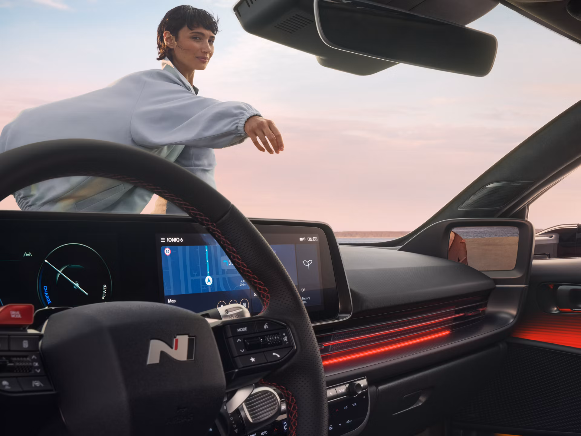 Sportski crveni detalji u kokpitu električne limuzine Hyundai IONIQ 6 N Line.