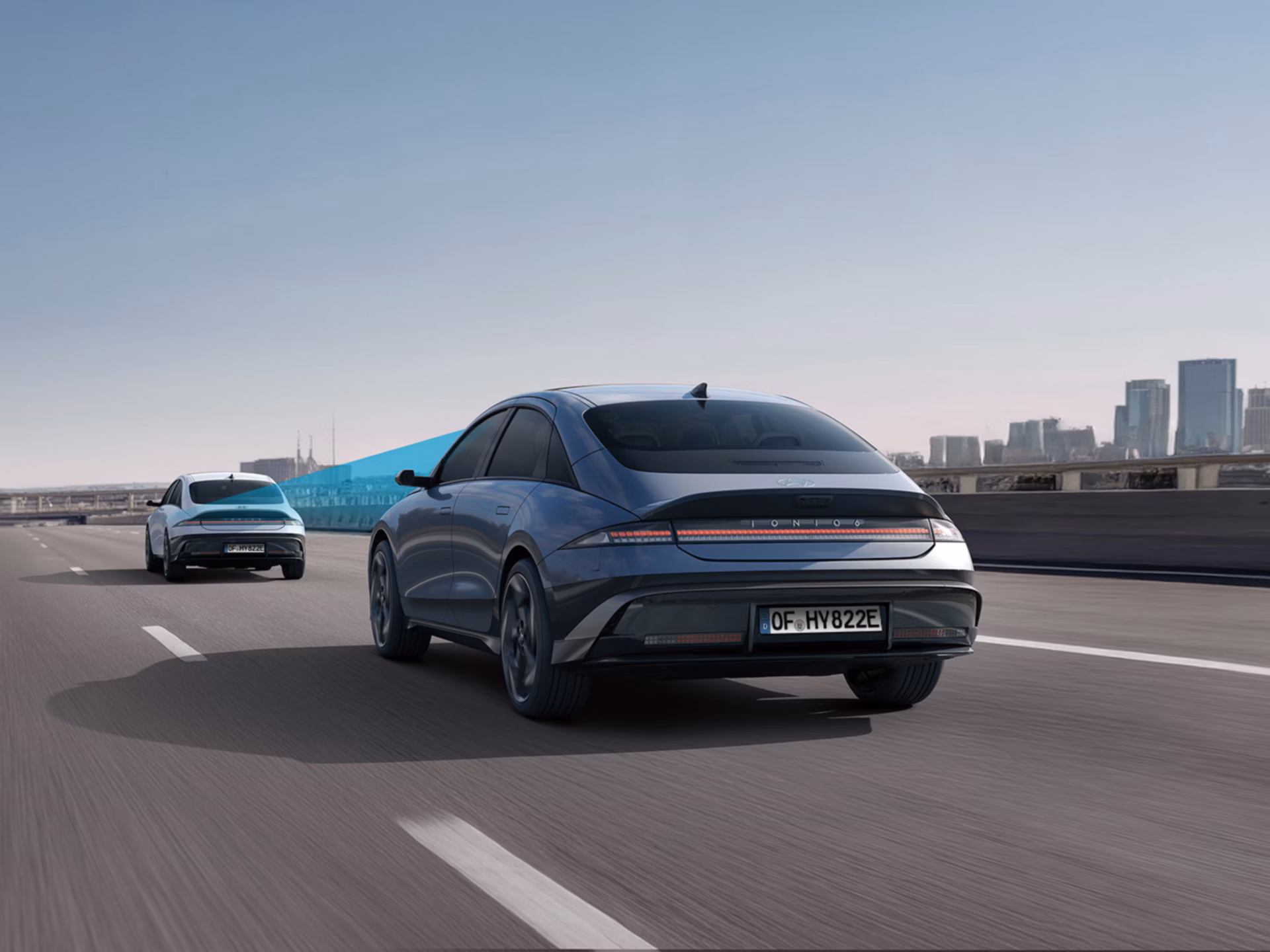Prikaz senzora pametnog regenerativnog sustava u modelu Hyundai IONIQ 6 na autocesti.