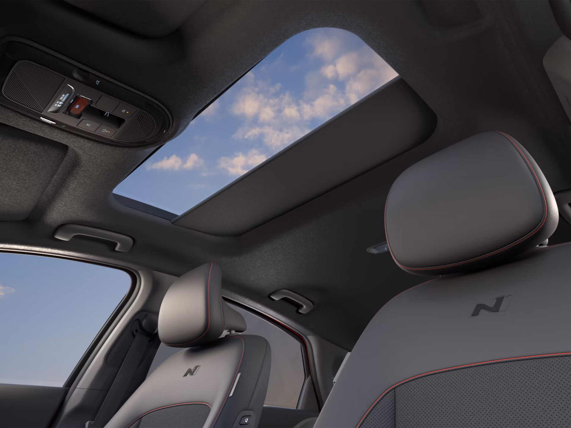 Hyundai IONIQ 6 s otvorenim staklenim krovnim otvorom.