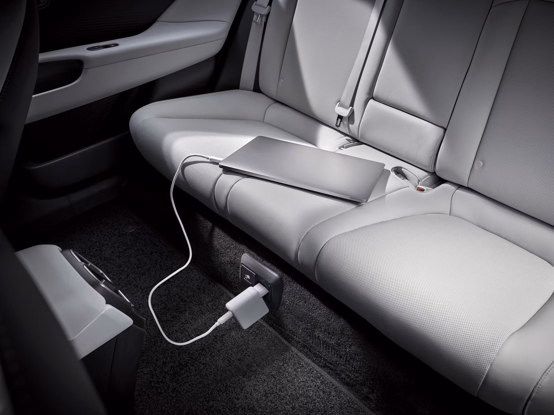 Prijenosno računalo priključeno na unutarnju utičnicu od 230V u modelu Hyundai IONIQ 6.