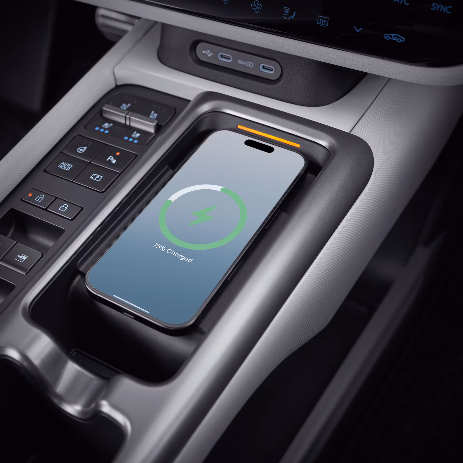 Novi pretinac za bežično punjenje u unutrašnjosti električne limuzine Hyundai IONIQ 6.