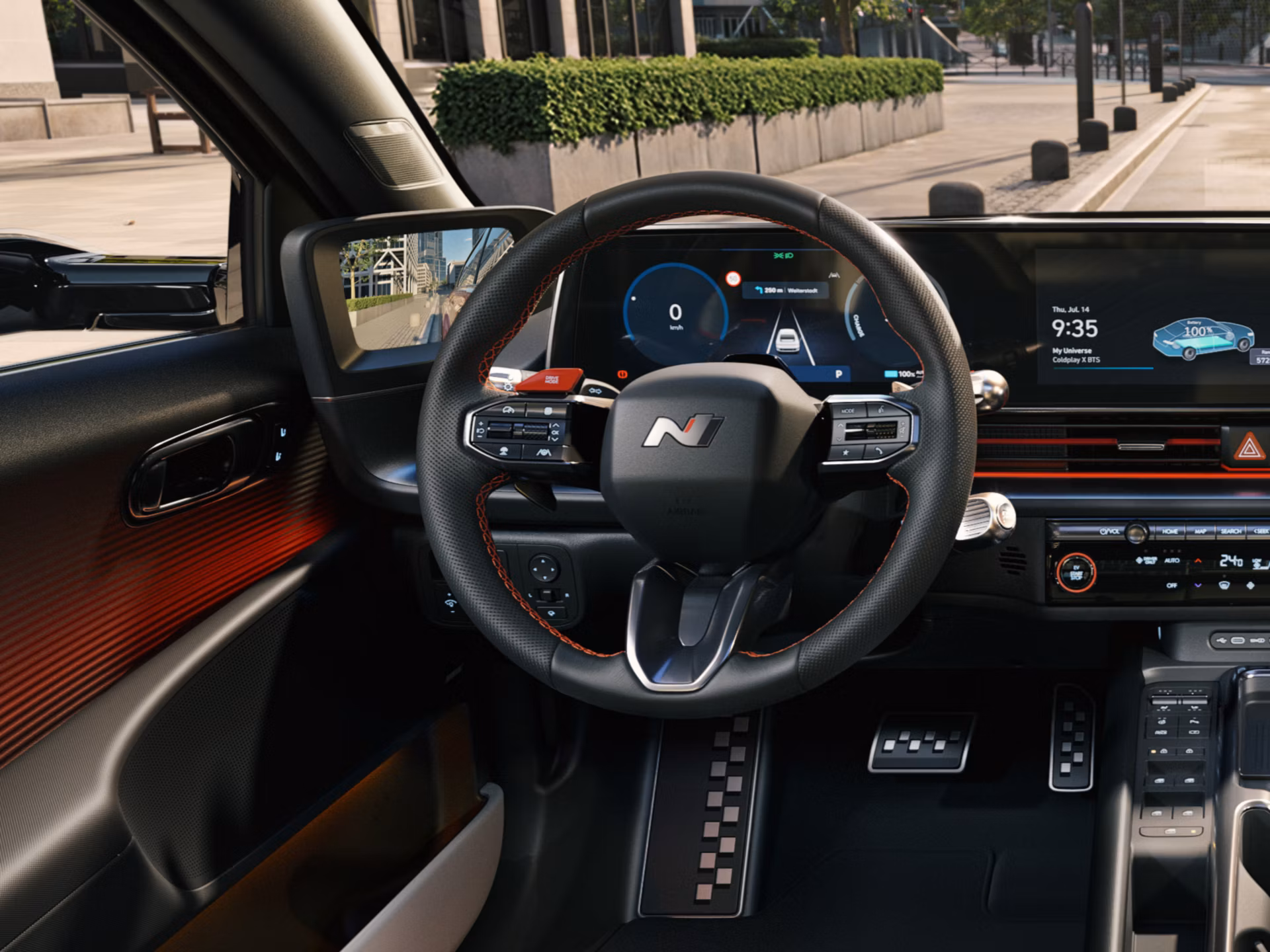 Kožni N Line upravljač u unutrašnjosti električne limuzine Hyundai IONIQ 6 N Line.